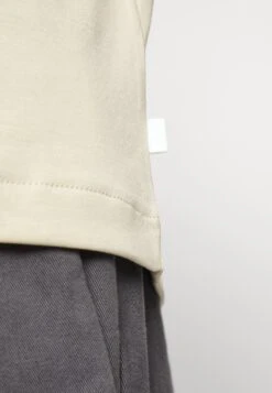 J.Lindeberg Ace Mock Neck - T-Shirt Basic - Safari Beige 17 J.Lindeberg Ace Mock Neck - T-Shirt Basic - Safari Beige -Heren Mode Boutique 167f2cb92dcc4ff49cb56a4a172d429a