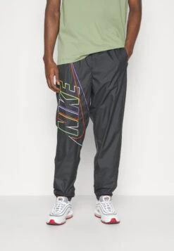 Nike Sportswear Wvn Mcf - Trainingsbroek - Black -Heren Mode Boutique 1bd8ac67297d447abb3c5741738ac30d