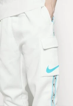 Nike Sportswear Repeat Pant - Cargobroek - Summit White/Baltic Blue -Heren Mode Boutique 1e14870b7bcb43b5a75b559adfad5d2b