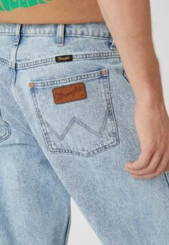 Wrangler Redding - Relaxed Fit Jeans - Ripped Light Wash -Heren Mode Boutique 1f17b83220bf493bbb037c76c1868859