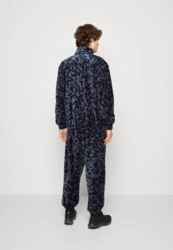 Sean John Script Logo Floral Camouflage Trackjacket - Trainingsvest - Blue 10 Sean John Script Logo Floral Camouflage Trackjacket - Trainingsvest - Blue -Heren Mode Boutique 260ed00d5f5642069d26764aa0c2d514