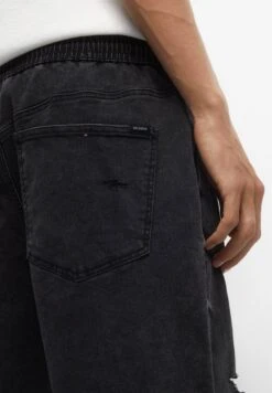 PULL & BEAR Ripped Bermuda- Jeansshort - Black -Heren Mode Boutique 31ebd2bbce1c4c4ea0d68080cd027e6c