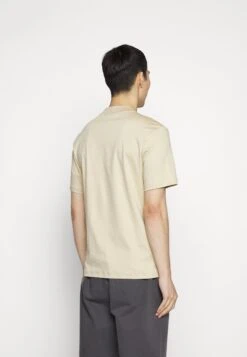 J.Lindeberg Ace Mock Neck - T-Shirt Basic - Safari Beige 13 J.Lindeberg Ace Mock Neck - T-Shirt Basic - Safari Beige -Heren Mode Boutique 323e296744e647639be30b6be95d7f9e