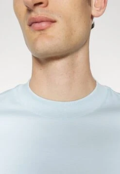 J.Lindeberg Ace Mock Neck - T-Shirt Basic - Dream Blue 15 J.Lindeberg Ace Mock Neck - T-Shirt Basic - Dream Blue -Heren Mode Boutique 37814f796399427688439a2471c92186