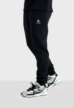 Le Coq Sportif Essentiels - Trainingsbroek - Black -Heren Mode Boutique 37b07917c7214e82bd8def610ee8e822