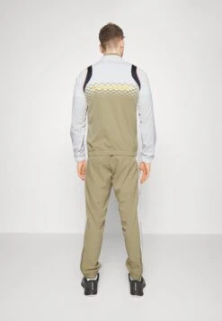 Lacoste Sport Tracksuit - Trainingspak - Blanc/Beige/Bleu/Orange 12 Lacoste Sport Tracksuit - Trainingspak - Blanc/Beige/Bleu/Orange -Heren Mode Boutique 3a95edd8a7b042f6be4e0286849fd1f4