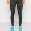 Nike Performance Galatasaray Istanbul Strike Pant - Fanartikel - Anthracite/Vivid Orange 1 Nike Performance Galatasaray Istanbul Strike Pant - Fanartikel - Anthracite/Vivid Orange -Heren Mode Boutique 424ca4651beb474682fd712e928c760f