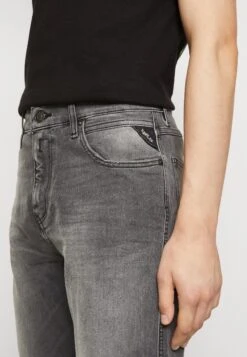 Replay Sandot - Jeans Tapered Fit - Grey Denim -Heren Mode Boutique 4b1fbb41800d432e8b1e4ea3a4e5da29