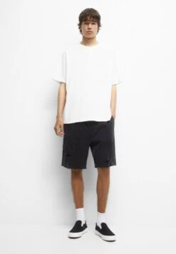 PULL & BEAR Ripped Bermuda- Jeansshort - Black -Heren Mode Boutique 4c5d47e8f9514d32b0615c2f59a47977