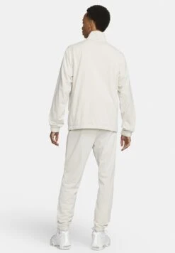 Nike Sportswear M Nk Club Pk Trk Basic - Trainingspak - Light Orewood Brown White 13 Nike Sportswear M Nk Club Pk Trk Basic - Trainingspak - Light Orewood Brown White -Heren Mode Boutique 4cb6779bcb9b4fb4969b10b1513bfb24