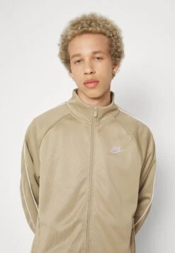 Nike Sportswear Club - Trainingsvest - Khaki -Heren Mode Boutique 68eef1f34f6f4b3c838339e3fabf7325