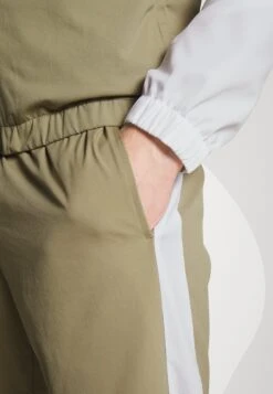 Lacoste Sport Tracksuit - Trainingspak - Blanc/Beige/Bleu/Orange 14 Lacoste Sport Tracksuit - Trainingspak - Blanc/Beige/Bleu/Orange -Heren Mode Boutique 6df412e323e5433587435290aef67678