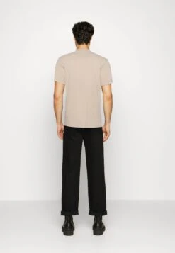 SAMSØE SAMSØE Norsbro - T-Shirt Basic - Beige -Heren Mode Boutique 6fe1e3aaf0514020ace92e3a36553cb8