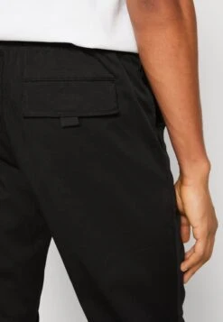 Calvin Klein Jeans Monologo Badge Casual - Broek - Black 13 Calvin Klein Jeans Monologo Badge Casual - Broek - Black -Heren Mode Boutique 72c3afc597fc4f71a5abeaad4ecc7276