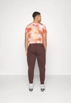 Nike Sportswear Club - Trainingsbroek - Earth -Heren Mode Boutique 77a0cd6d41df4a379ea26b1b7e3d074e