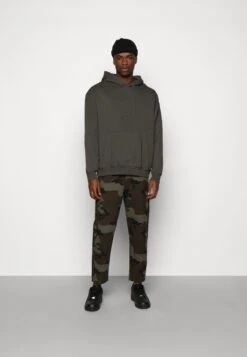 Only & Sons Onsdew Tap Pant - Chino - Olive Night -Heren Mode Boutique 97ed326e26fa47fdbaf2cb72853a7513