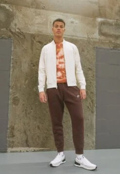 Nike Sportswear Club - Trainingsbroek - Earth -Heren Mode Boutique a3f5b11ef2d546689c8cb1aa47f4b291