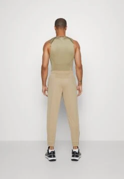 Nike Performance Totality Pant - Trainingsbroek - Khaki -Heren Mode Boutique b1f97ed55b1f491c873c034b000d958e