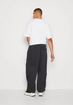 BDG Urban Outfitters Chute Baggy Tech Pant - Broek - Black 10 BDG Urban Outfitters Chute Baggy Tech Pant - Broek - Black -Heren Mode Boutique c0dc0a378f9442b883750b8790084d67