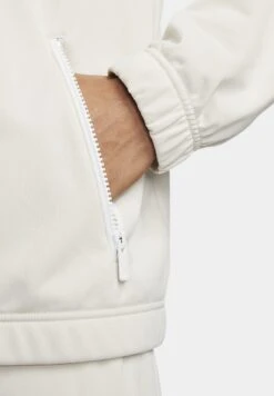 Nike Sportswear M Nk Club Pk Trk Basic - Trainingspak - Light Orewood Brown White 17 Nike Sportswear M Nk Club Pk Trk Basic - Trainingspak - Light Orewood Brown White -Heren Mode Boutique c791b6084e264b709db1ad31fec52d5e