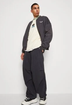 BDG Urban Outfitters Chute Baggy Tech Pant - Broek - Black 11 BDG Urban Outfitters Chute Baggy Tech Pant - Broek - Black -Heren Mode Boutique cecef913657d4a998c509266715aec31