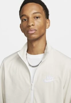 Nike Sportswear M Nk Club Pk Trk Basic - Trainingspak - Light Orewood Brown White 14 Nike Sportswear M Nk Club Pk Trk Basic - Trainingspak - Light Orewood Brown White -Heren Mode Boutique cf697680a6204a3b9851030aca961093
