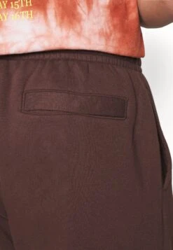 Nike Sportswear Club - Trainingsbroek - Earth -Heren Mode Boutique d2a25aab838040f6a84894b3facea420