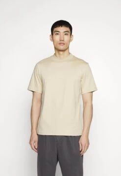 J.Lindeberg Ace Mock Neck - T-Shirt Basic - Safari Beige 12 J.Lindeberg Ace Mock Neck - T-Shirt Basic - Safari Beige -Heren Mode Boutique d415fcba3d2d4207bd51bd08cb9b7b4d