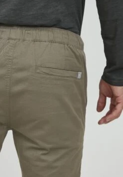 Louis- Trainingsbroek - Dusty Olive -Heren Mode Boutique d83df9ea7ca64c44bb0a2b01efed4ef9