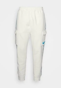 Nike Sportswear Repeat Pant - Cargobroek - Summit White/Baltic Blue -Heren Mode Boutique e95de33e33f94df2ab4ed6bb7a6f7cb1
