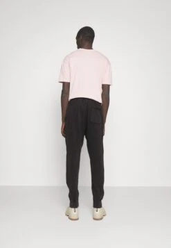 True Religion Embro Direct Pants - Trainingsbroek - Black -Heren Mode Boutique ec06f278379149ebbe10b44f6adcffeb